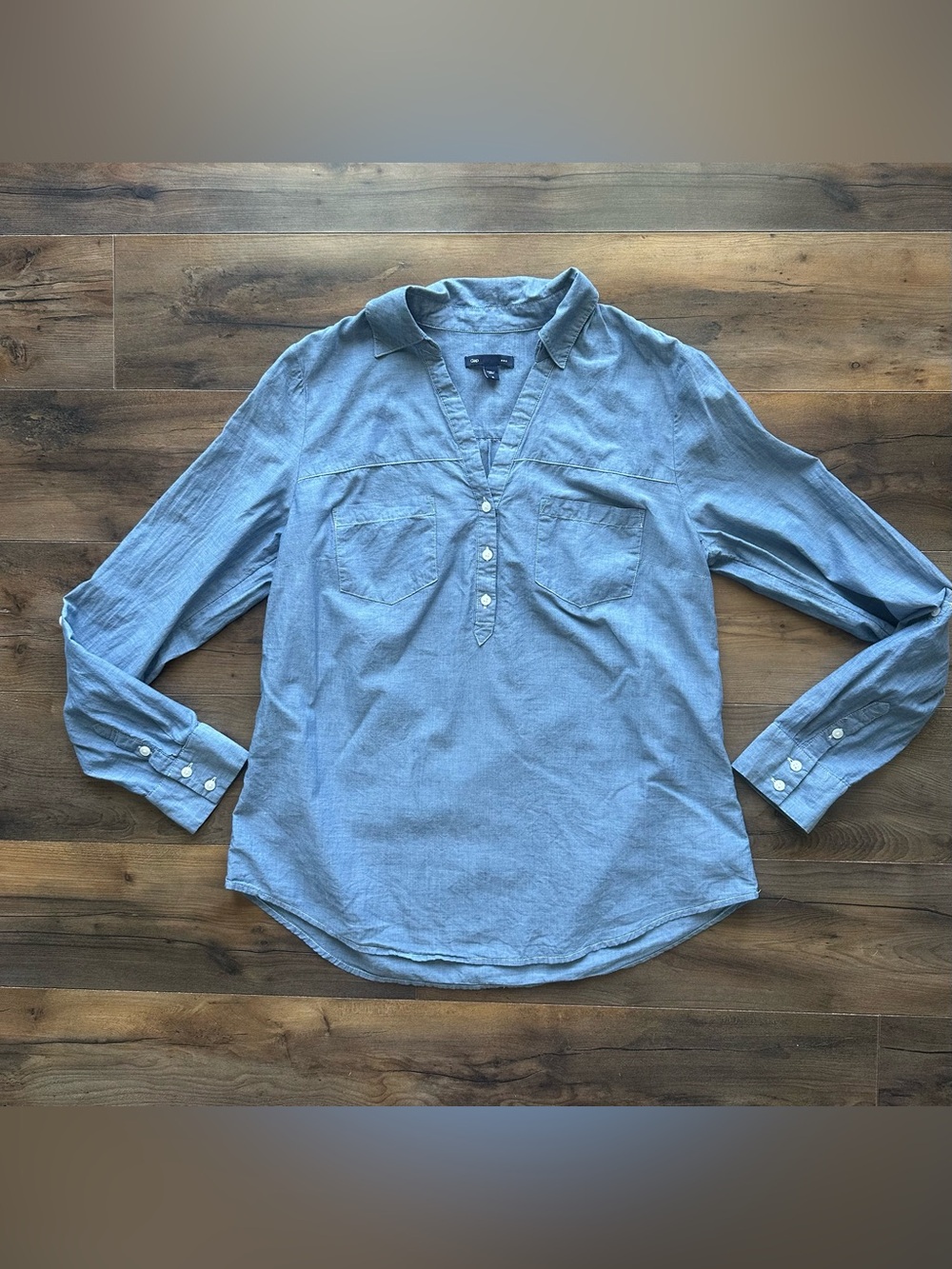 GAP Chambray Popover Shirt Medium Blue 100% Cotton Casual Pocket Blouse